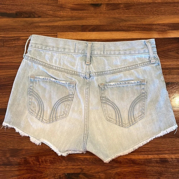 Hollister ladies jean shorts size one - Picture 2 of 3